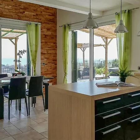 2 Bedroom Stunning In Prázdninový dům Imperia